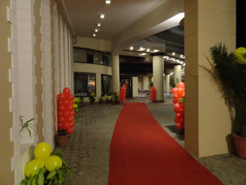 Gulmor Hotel Ludhiana Exterior photo