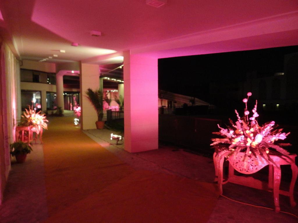 Gulmor Hotel Ludhiana Exterior photo