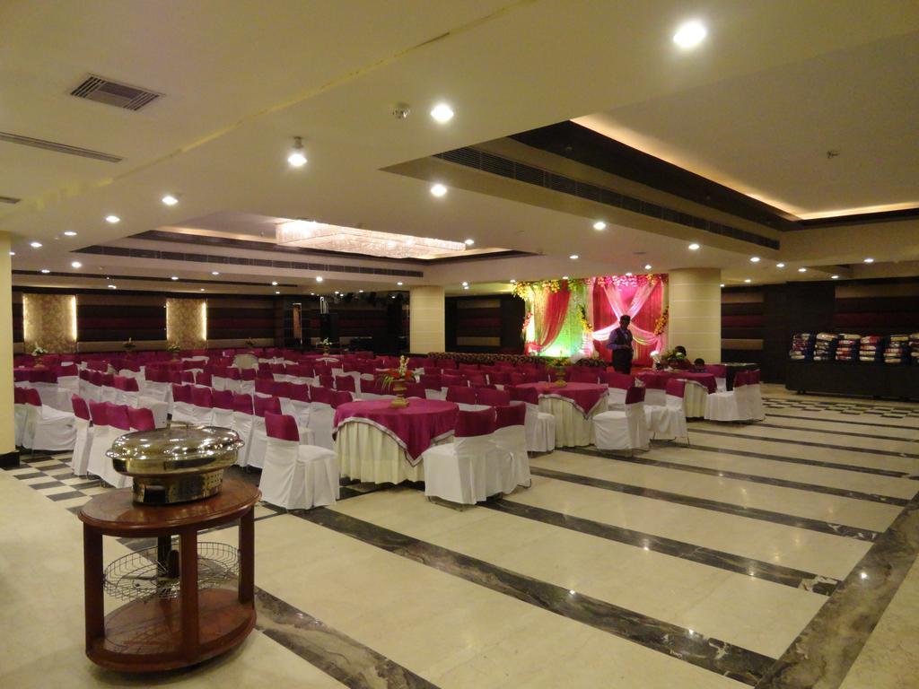 Gulmor Hotel Ludhiana Exterior photo
